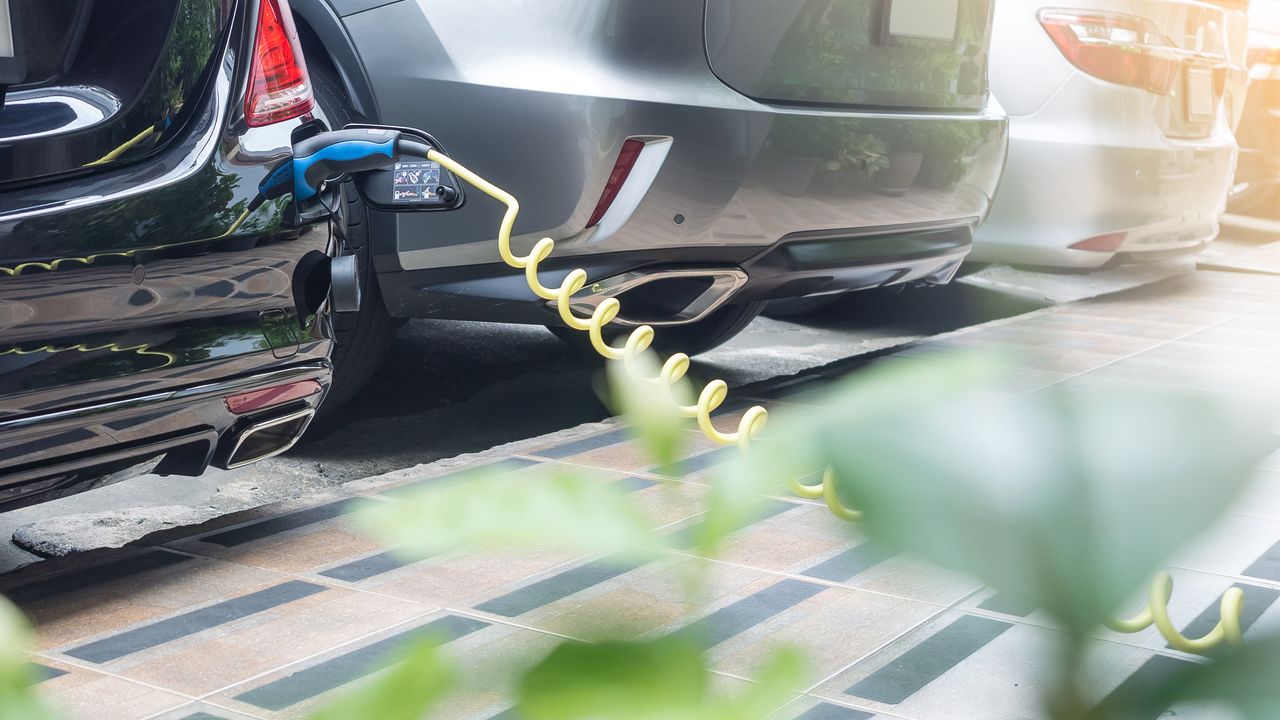 "Electric Car Maintenance and Servicing: A Complete Guide"